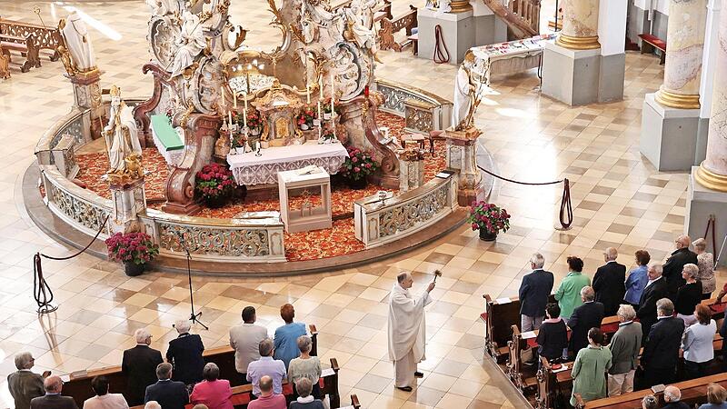 Domkapitular Professor Dr. Elmar Koziel besprengt die Jubelpaare w&auml;hrend des Gottesdienstes mit Weihwasser.