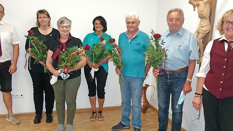 Fünf der Geehrten waren anwesend (von links): Zweiter Vorsitzender Rüdiger Pohl in Sommeruniform, Angela Motschenbacher, Karin Kreusel, Petra Sünkel, Oswald Bauer, Alois Thiem und Vorsitzende Ulla Engelmann. Fünf der Geehrten waren anwesend (von links): Zweiter Vorsitzender Rüdiger Pohl in Sommeruniform, Angela Motschenbacher, Karin Kreusel, Petra Sünkel, Oswald Bauer, Alois Thiem und Vorsitzende Ulla Engelmann.
