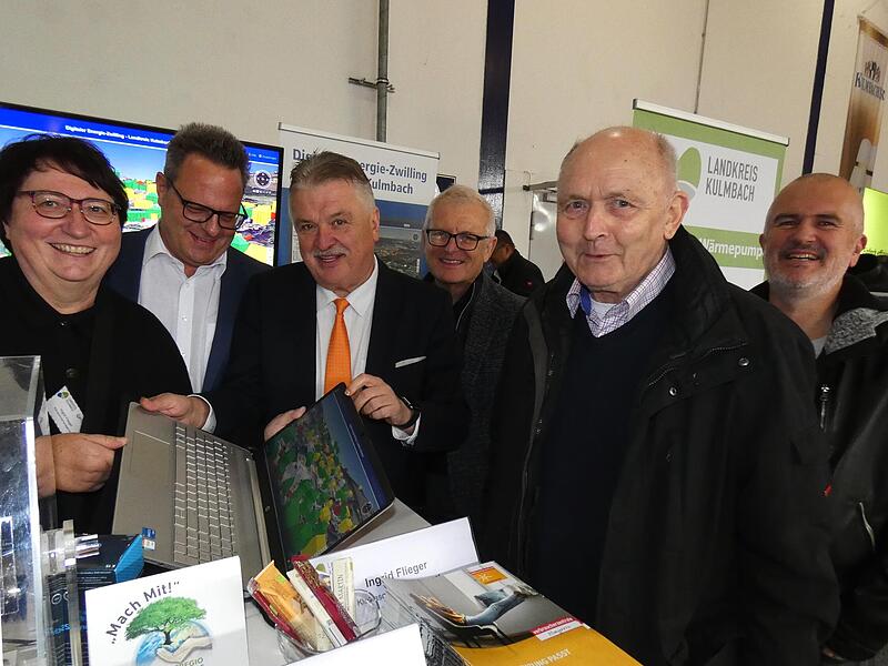 Am Infostand des Landratsamtes (von links) Klimamanagerin Ingrid Flieger, OB Ingo Lehmann, Landrat Klaus Peter Söllner, der Geschäftsführer der Energieagentur Oberfranken, Wolfgang Böhm, ein Besucher der Woche der Wärmepumpe und Markus Ruckdeschel...