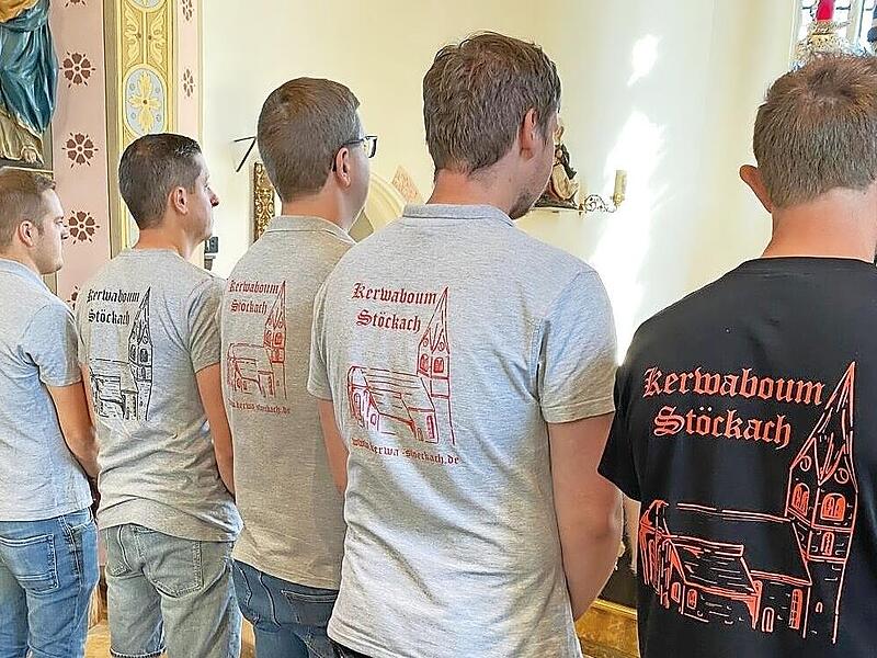 Die „Kerwaboum und -madli“ haben sich in der St.-Ägidius-Kirche zum Schlusslied des Gottesdienstes erhoben.