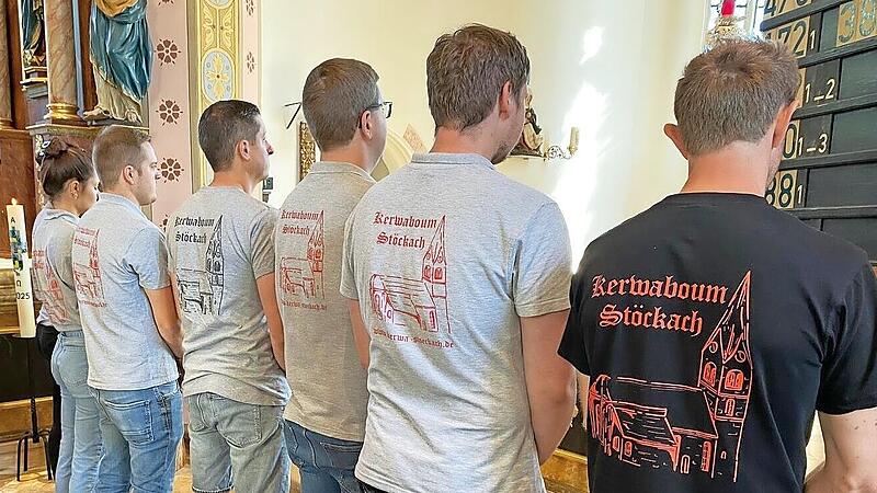 Die „Kerwaboum und -madli“ haben sich in der St.-Ägidius-Kirche zum Schlusslied des Gottesdienstes erhoben.