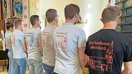 Die „Kerwaboum und -madli“ haben sich in der St.-Ägidius-Kirche zum Schlusslied des Gottesdienstes erhoben.