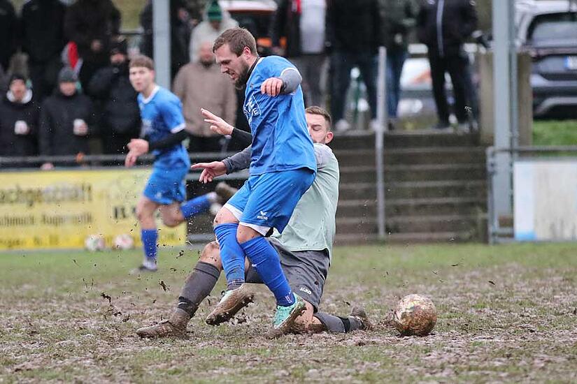 Viel Kampf im Matsch: Der Giftinger Johannes Zwosta (hinten) stoppt Nathanael Krumm.