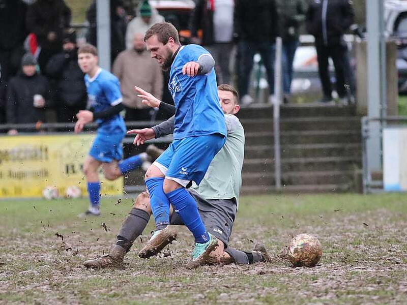 Viel Kampf im Matsch: Der Giftinger Johannes Zwosta (hinten) stoppt Nathanael Krumm.