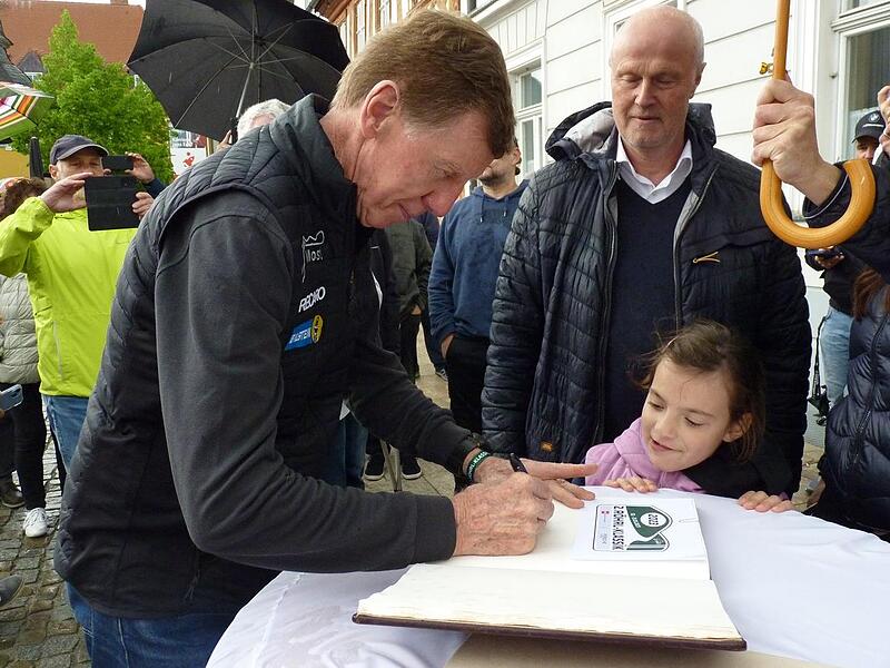Rallye-Legende Walter R&ouml;hrl beim Eintrag ins Goldene Buch