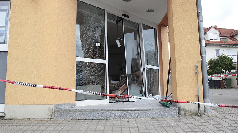 Bei der Sprengung des Geldautomaten an der Forchheimer Straße in Strullendorf wurde der Innenbereich der Filiale stark beschädigt.