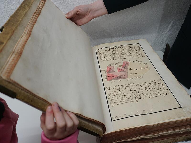 Zum Hochheben dieses Buches muss man schon Kraft mitbringen. Es enth&auml;lt Katastereintr&auml;ge der Stadt Forchheim.