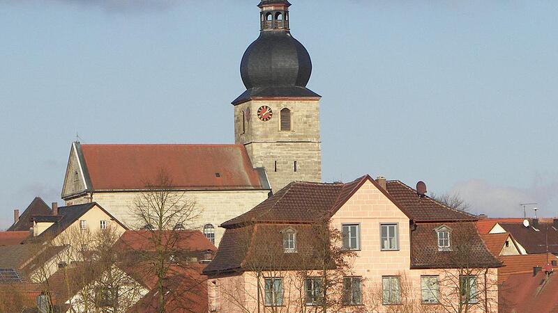 Lonnerstadt mit dem Schloss und der Kirche