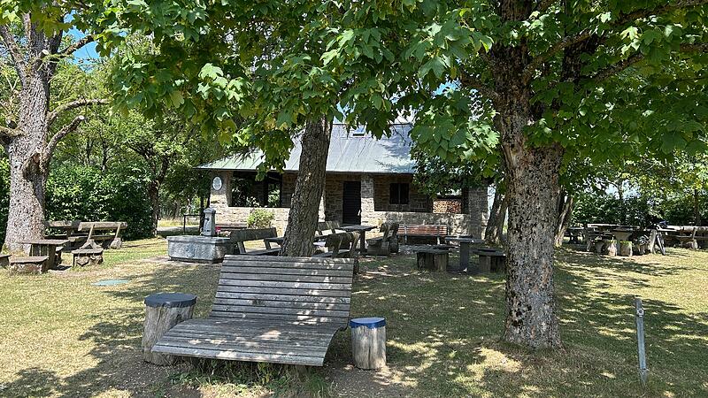 Alexandrinenhütte des Thüringerwald-Vereins Coburg Die Alexandrinenhütte wurde 1936 errichtet. Aber erst seit 1952 gehört sie dem des Thüringerwald-Verein Coburg.