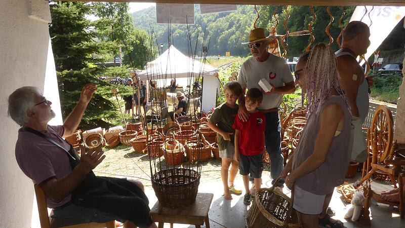 Ein Korbflechter erklärt in Muggendorf sein Handwerk.Forchheim & Fränkische Schweiz