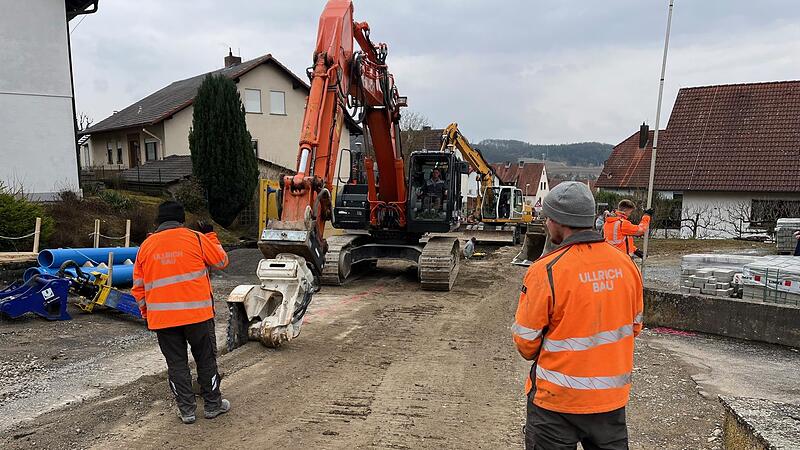 &bdquo;Am Kohlenberg&ldquo; wird der Regenwasserkanal f&uuml;r das Zweikanalsystem verlegt. Das Regenwasser von der Stra&szlig;e und dem Gehsteig wird gesammelt und in die Zisterne am Kindergarten geleitet. Dort wird es zur Baumbew&auml;sserung genutzt.