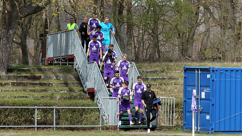 Am Samstag geht es für Jan Gernlein (vorne) und den FC Eintracht zum vorerst letzten Regionalligaspiel ins Fuchsparkstadion.