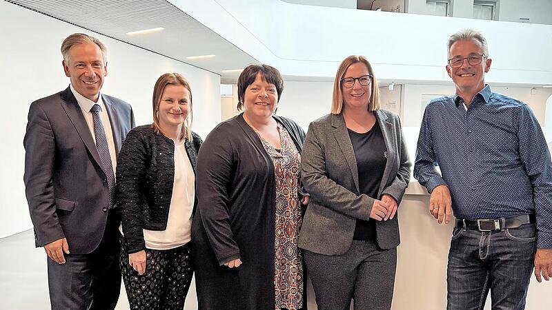 Landrat Alexander Tritthart gratuliert Christina Söllmann, Stefanie Kaya, Julia Schröder und Uwe Herberger (von links) zum 25. Dienstjubiläum.