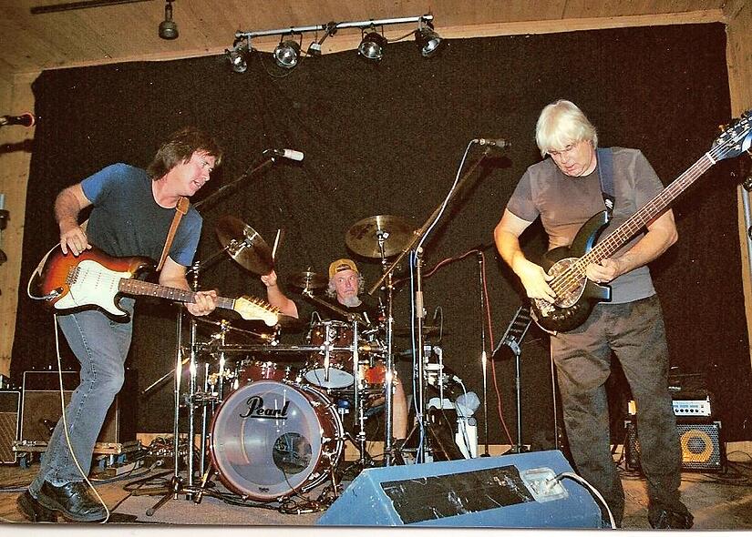 Am 19. Oktober spielt Supertramp-Gitarrist Carl Verheyen (links) wieder im „TECnet Zentrum“. Das Foto zeigt ihn bei einem früheren Gastspiel in Oberfranken zusammen mit Supertamp-Bassist Cliff Hugo (rechts) und Schlagzeuger Jim Christie.