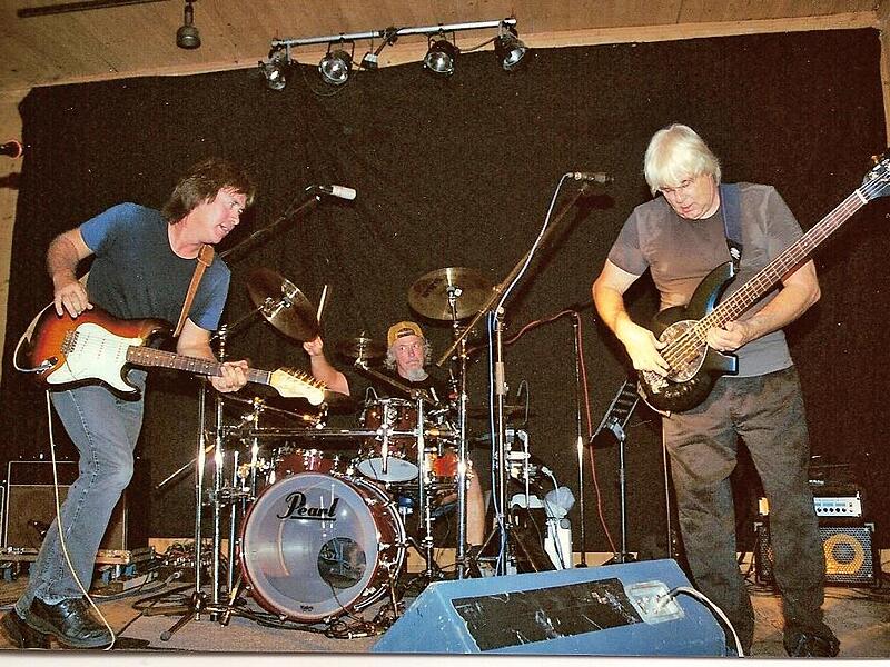 Am 19. Oktober spielt Supertramp-Gitarrist Carl Verheyen (links) wieder im „TECnet Zentrum“. Das Foto zeigt ihn bei einem früheren Gastspiel in Oberfranken zusammen mit Supertamp-Bassist Cliff Hugo (rechts) und Schlagzeuger Jim Christie.