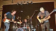 Am 19. Oktober spielt Supertramp-Gitarrist Carl Verheyen (links) wieder im „TECnet Zentrum“. Das Foto zeigt ihn bei einem früheren Gastspiel in Oberfranken zusammen mit Supertamp-Bassist Cliff Hugo (rechts) und Schlagzeuger Jim Christie.