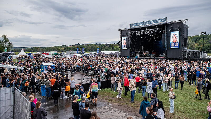 Zum Open-Air-Wochenende sind rund um Bad Kissingen mehrere Stra&szlig;en gesperrt. Welche Umleitungen gelten und wie die Zufahrt zum Turnierplatz geregelt ist.