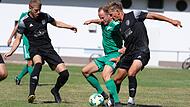 Kersbachs Trainer Daniel Eich (Mitte) musste einstecken, teilte aber auch aus. Andreas Eichenm&uuml;ller (rechts) l&auml;uft auf ihn auf, Oliver Farr (li.) steht auch bereit.Forchheim & Fr&auml;nkische Schweiz