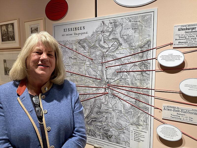 Museumsleiterin Annette Sp&auml;th pr&auml;sentiert die Zeitzeugnisse.