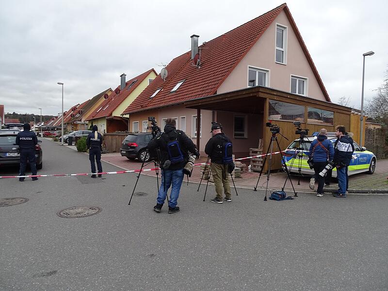 Drama in WeisendorfFamiliendrama in Weisendorf: Bilder zeigen die Ermittler vor Ort