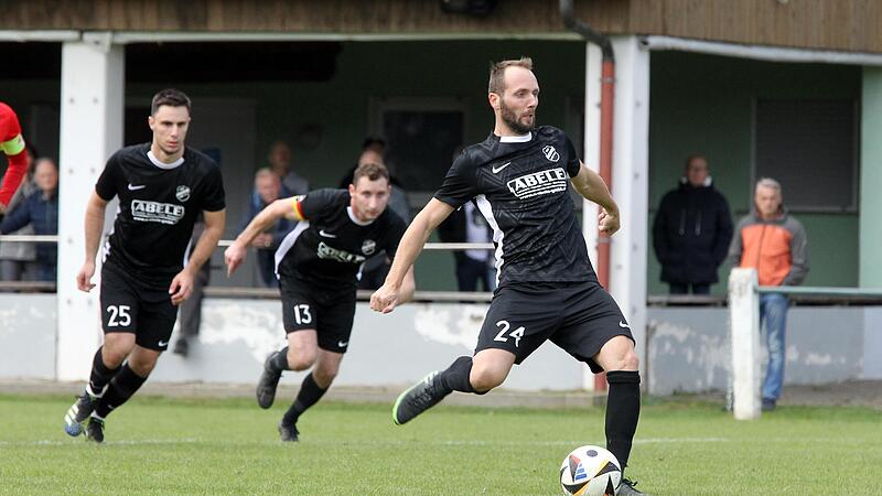 Daniel Kr&uuml;ger verwandelte in Rimpar zwar einen Elfmeter, aber seine Schammelsdorfer gingen mit 2:6 unter.