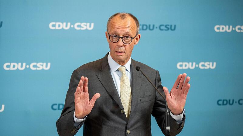 Friedrich Merz, CDU-Bundesvorsitzender und CDU/CSU-Fraktionsvorsitzender im Bundestag, spricht vor Beginn einer Sitzung der Bundestagsfraktion.