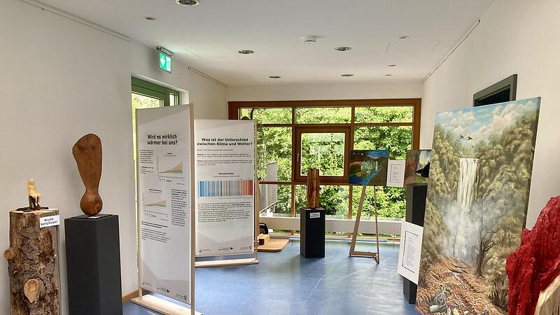 Die Ausstellung setzt sich künstlerisch mit den Auswirkungen des menschengemachten Klimawandels in der Rhön auseinander. Die Ausstellung setzt sich künstlerisch mit den Auswirkungen des menschengemachten Klimawandels in der Rhön auseinander.