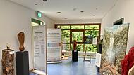 Die Ausstellung setzt sich künstlerisch mit den Auswirkungen des menschengemachten Klimawandels in der Rhön auseinander. Die Ausstellung setzt sich künstlerisch mit den Auswirkungen des menschengemachten Klimawandels in der Rhön auseinander.