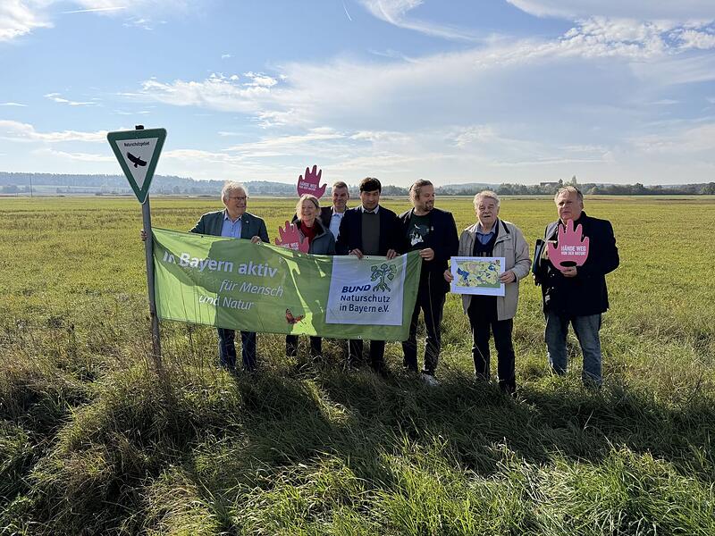 Mitglieder vom Bund Naturschutz Bayern kritisieren am Baugrundstück bei Adelsdorf, dass das Wellnesshotel durch das Modellregionengesetz realisiert werden könnte. Die Naturschützer befürchten einen landespolitischen Präzedenzfall mit bedenklichen Folgen. Mitglieder vom Bund Naturschutz Bayern kritisieren am Baugrundstück bei Adelsdorf, dass das Wellnesshotel durch das Modellregionengesetz realisiert werden könnte. Die Naturschützer befürchten einen landespolitischen Präzedenzfall mit bedenklichen Folgen.