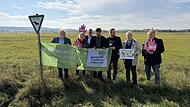 Mitglieder vom Bund Naturschutz Bayern kritisieren am Baugrundstück bei Adelsdorf, dass das Wellnesshotel durch das Modellregionengesetz realisiert werden könnte. Die Naturschützer befürchten einen landespolitischen Präzedenzfall mit bedenklichen Folgen. Mitglieder vom Bund Naturschutz Bayern kritisieren am Baugrundstück bei Adelsdorf, dass das Wellnesshotel durch das Modellregionengesetz realisiert werden könnte. Die Naturschützer befürchten einen landespolitischen Präzedenzfall mit bedenklichen Folgen.