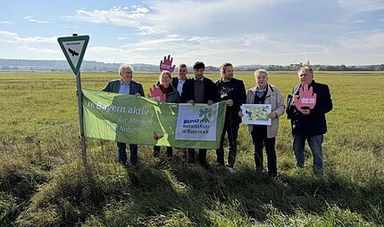Mitglieder vom Bund Naturschutz Bayern kritisieren am Baugrundstück bei Adelsdorf, dass das Wellnesshotel durch das Modellregionengesetz realisiert werden könnte. Die Naturschützer befürchten einen landespolitischen Präzedenzfall mit bedenklichen Folgen. Mitglieder vom Bund Naturschutz Bayern kritisieren am Baugrundstück bei Adelsdorf, dass das Wellnesshotel durch das Modellregionengesetz realisiert werden könnte. Die Naturschützer befürchten einen landespolitischen Präzedenzfall mit bedenklichen Folgen.