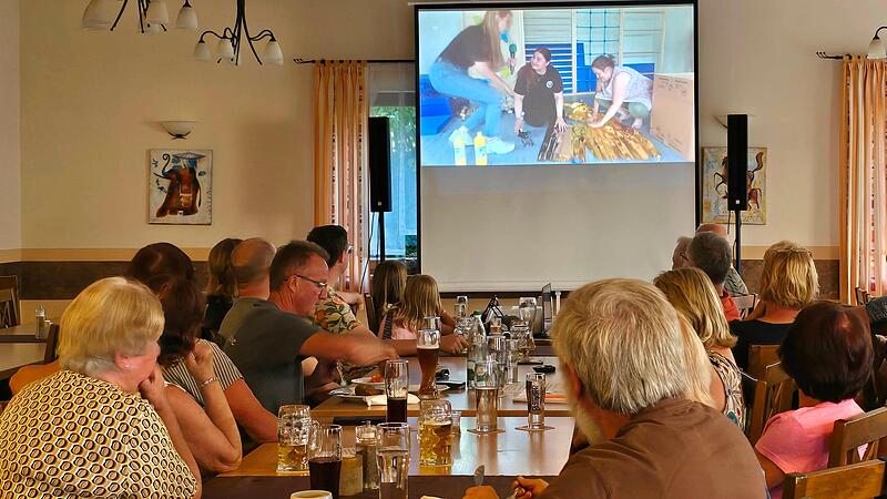 Alle verfolgten gespannt und stolz den Film, der bei der Dorfhelden-Tour in Lonnerstadt entstand. Alle verfolgten gespannt und stolz den Film, der bei der Dorfhelden-Tour in Lonnerstadt entstand.