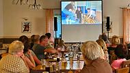 Alle verfolgten gespannt und stolz den Film, der bei der Dorfhelden-Tour in Lonnerstadt entstand. Alle verfolgten gespannt und stolz den Film, der bei der Dorfhelden-Tour in Lonnerstadt entstand.