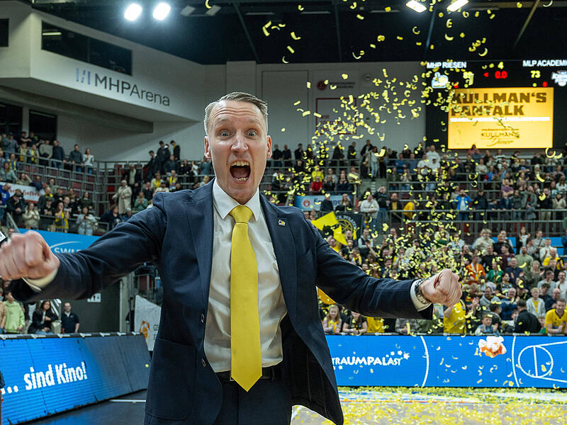 Party nach dem 89:73-Derbysieg gegen Heidelberg bei den MHP Riesen Ludwigsburg um Headcoach Mikko Riipinen. Konfettiregen inklusive.