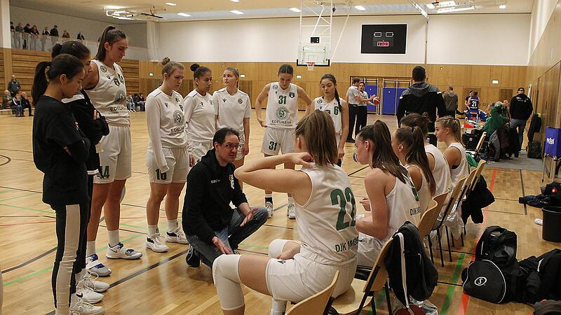 DJK-Trainer Steffen Dauer bespricht sich in einer Auszeit mit seinen Spielerinnen.