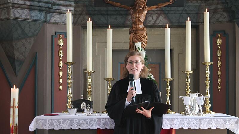 Als ordinierte Pfarrerin wurde Lena Gleußner am vergangenen Sonntag in ihr Amt eingeführt. Als ordinierte Pfarrerin wurde Lena Gleußner am vergangenen Sonntag in ihr Amt eingeführt.