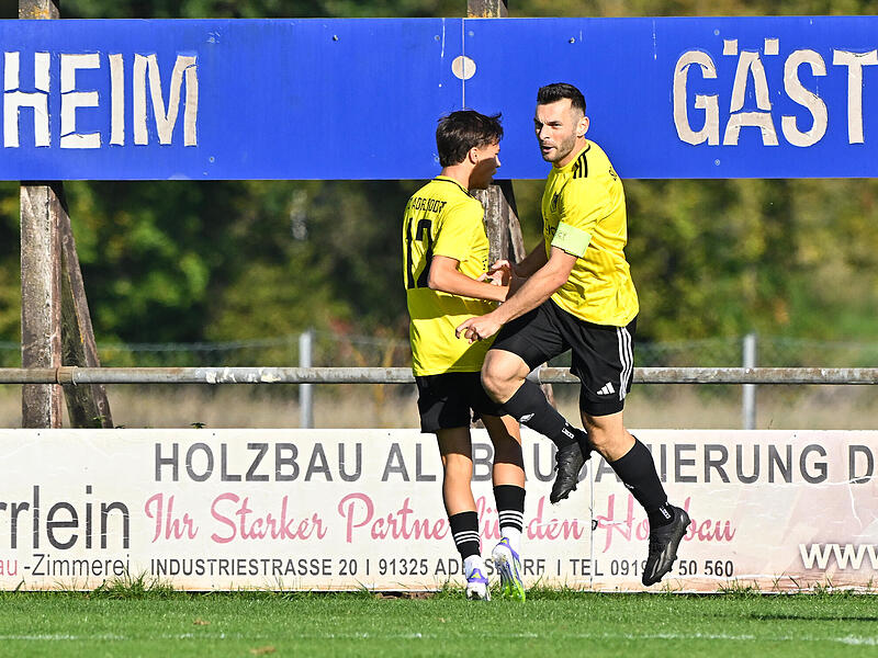 Nach sechs Minuten schon Doppeltorsch&uuml;tze: Pascal Benes (rechts) und der SC Adelsdorf beendeten gegen die SpVgg Reuth ihre Niederlagenserie.