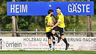 Nach sechs Minuten schon Doppeltorsch&uuml;tze: Pascal Benes (rechts) und der SC Adelsdorf beendeten gegen die SpVgg Reuth ihre Niederlagenserie.