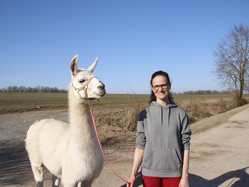 Marina Wolf mit LamaAlpakawanderung Reichenbach Marina Wolf mit Lama