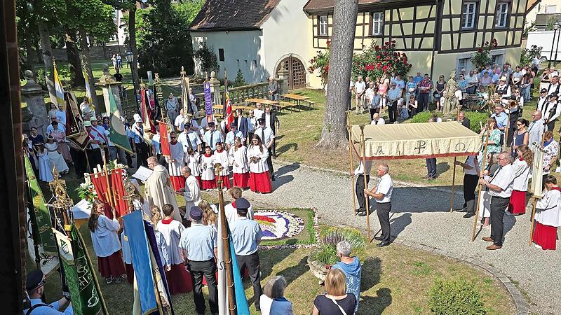 Ein Blick von oben auf die Prozession. Ein Blick von oben auf die Prozession.
