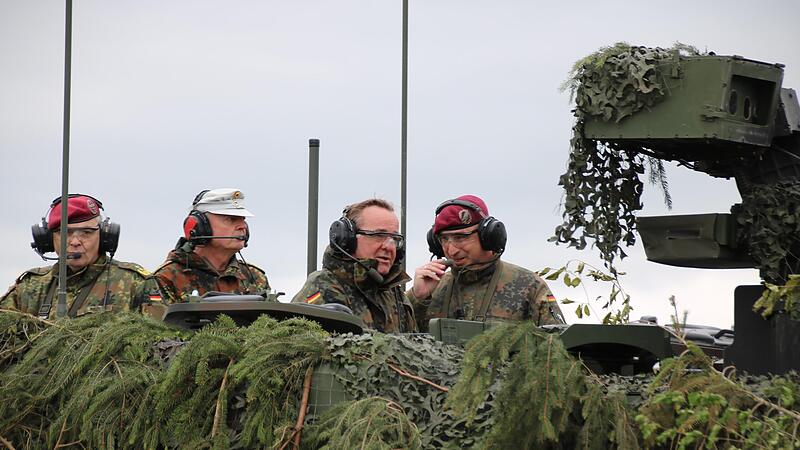 Beobachten vom gepanzerten Boxer aus eine Übung (von links): Generalleutnant Alfons Mais, Inspekteur des Heeres, Brigadegeneral Michael Matz, Kommandeur der Infanterieschule Hammelburg, Verteidigungsminister Boris Pistorius und Oberstleutnant Lars...