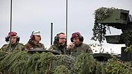 Beobachten vom gepanzerten Boxer aus eine Übung (von links): Generalleutnant Alfons Mais, Inspekteur des Heeres, Brigadegeneral Michael Matz, Kommandeur der Infanterieschule Hammelburg, Verteidigungsminister Boris Pistorius und Oberstleutnant Lars...