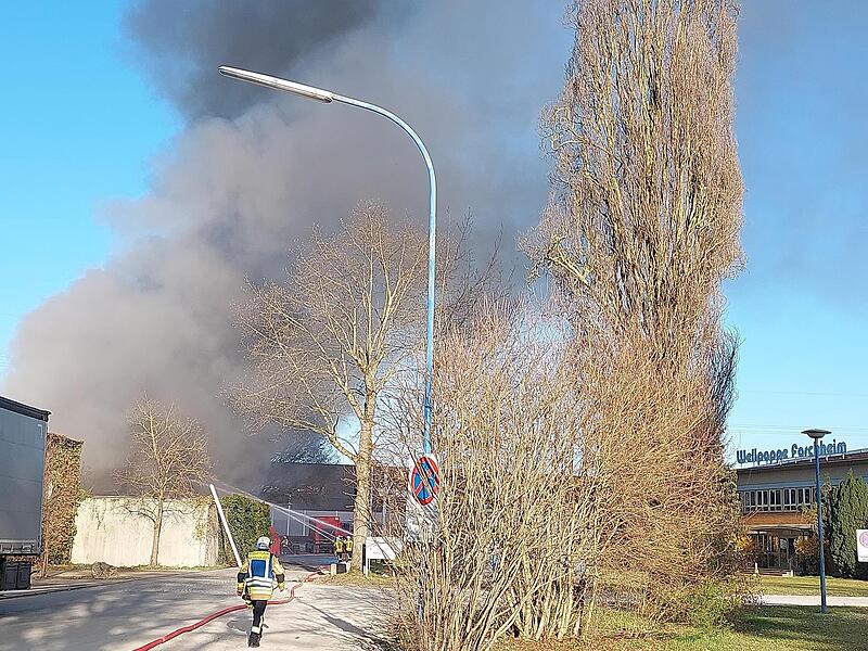 Am Freitag, 4. April 2025, sorgte ein Feuer beim Recyclinghof und Entsorgungsbetrieb Fritsche in Forchheim f&uuml;r einen Gro&szlig;einsatz.