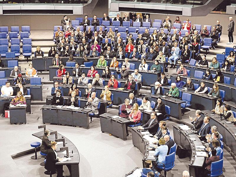 Nach monatelangen Diskussionen hat der Bundestag am Freitag das in der schwarz-roten Koalition hoch umstrittene Rentengesetz mit absoluter Mehrheit beschlossen. Doch die Diskussionen dürften weitergehen.  &#160;&#160;