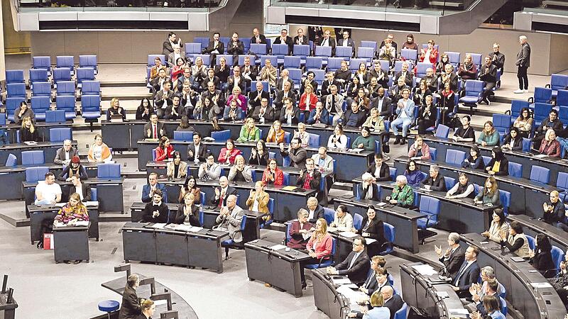 Nach monatelangen Diskussionen hat der Bundestag am Freitag das in der schwarz-roten Koalition hoch umstrittene Rentengesetz mit absoluter Mehrheit beschlossen. Doch die Diskussionen dürften weitergehen.  &#160;&#160;