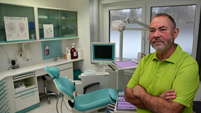 &bdquo;Ich h&auml;tte schon noch ein paar Jahre weitergemacht&ldquo;:  Egbert Knake bedauert es sehr, dass er die  Praxis schlie&szlig;en musste. Der Behandlungsstuhl bleibt leer.&ldquo;