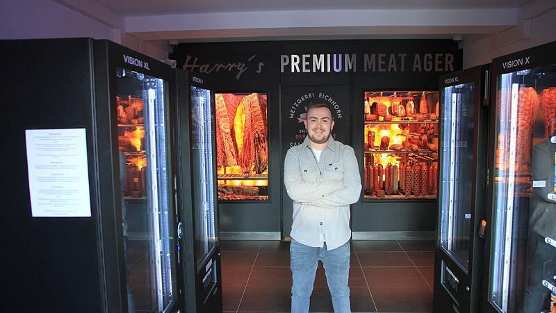 Metzgermeister Harald Eichhorn im neuen "Eichomat" in Viereth. Im Hintergrund reifen die Fleischprodukte, die der 26-J&auml;hrige in seinen Automaten verkauft.