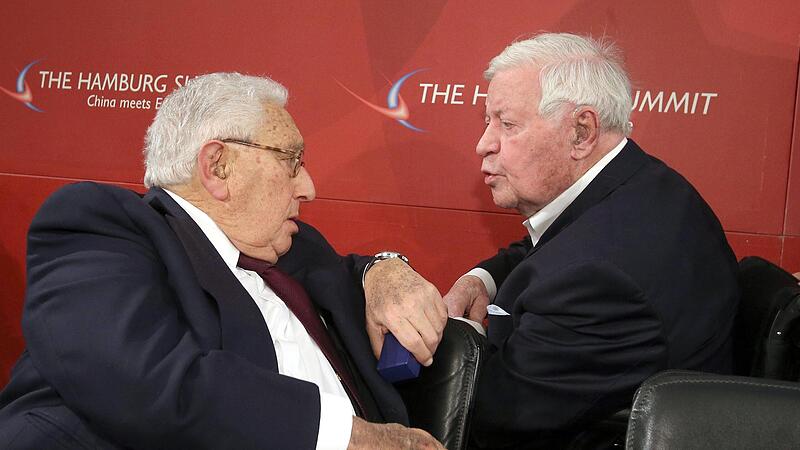 Eine enge Freundschaft verband Henry Kissinger und den fr&uuml;heren deutschen Bundeskanzler Helmut Schmidt (r.). Das Bild zeigt die beiden im Jahr 2012 bei einem gemeinsamen Auftritt.