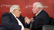 Eine enge Freundschaft verband Henry Kissinger und den früheren deutschen Bundeskanzler Helmut Schmidt (r.). Das Bild zeigt die beiden im Jahr 2012 bei einem gemeinsamen Auftritt.
