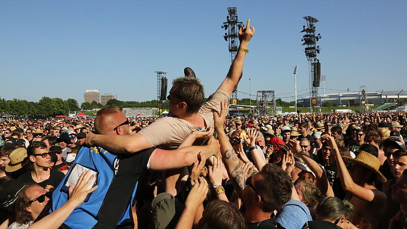 Ausgelassene Stimmung bei Besuchern des Festivals "Rock im Park"